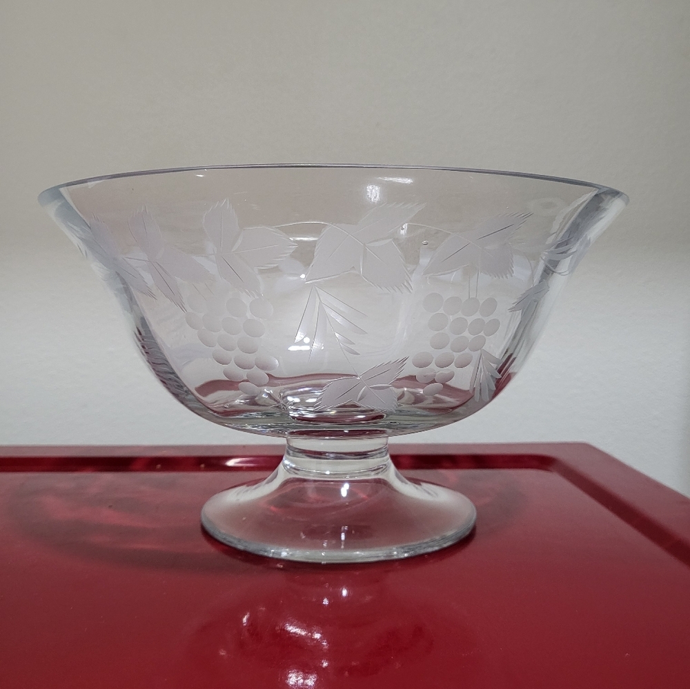 Etched grapevine glass fruit bowel